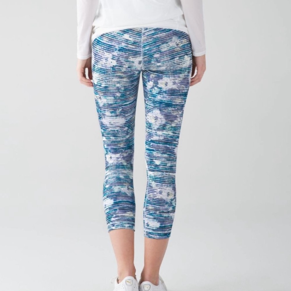 Lululemon Inspire Crop ll Leggings In Blurry Belle Print Ladies Size 4
